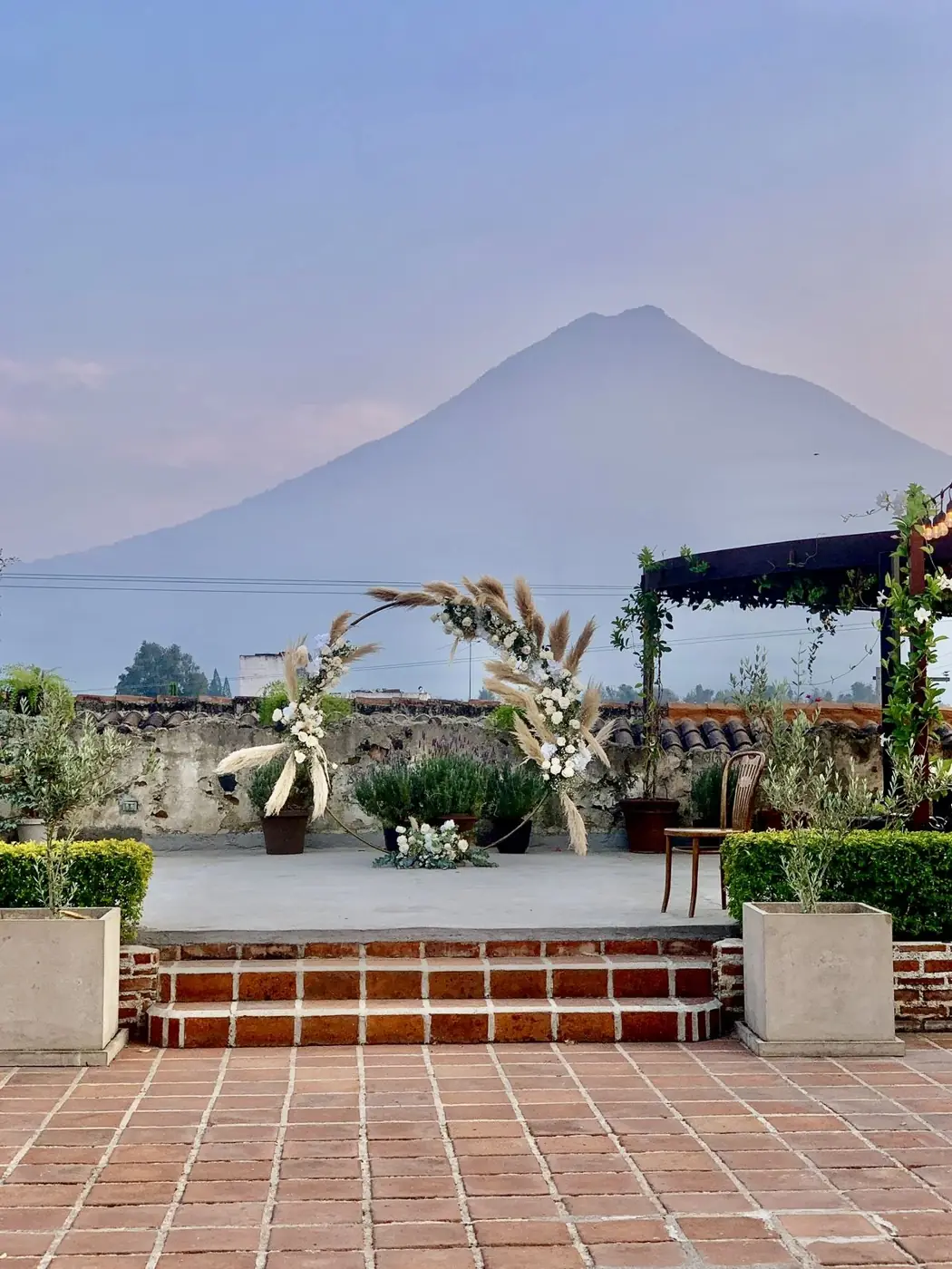 Montaje de ceremonia con vista al volcán Agua