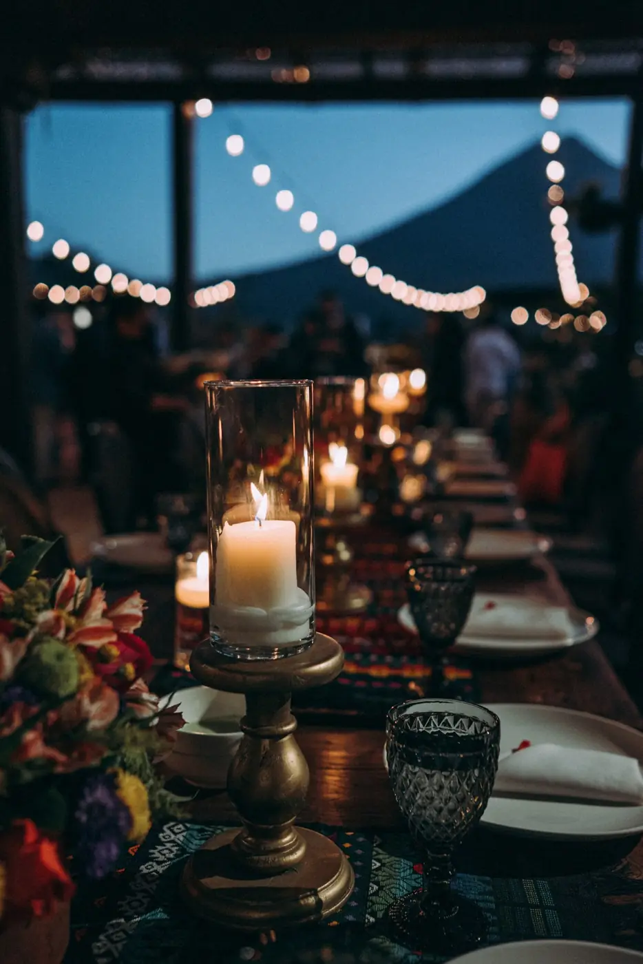 Velas y flores en una mesa de celebración