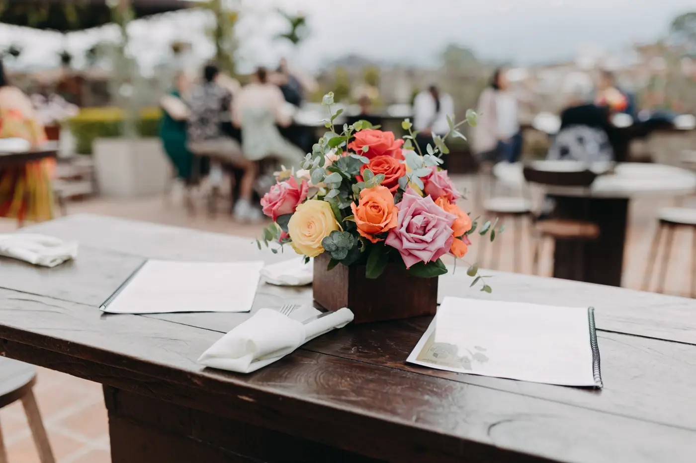 Flores en una mesa de Roof Garden