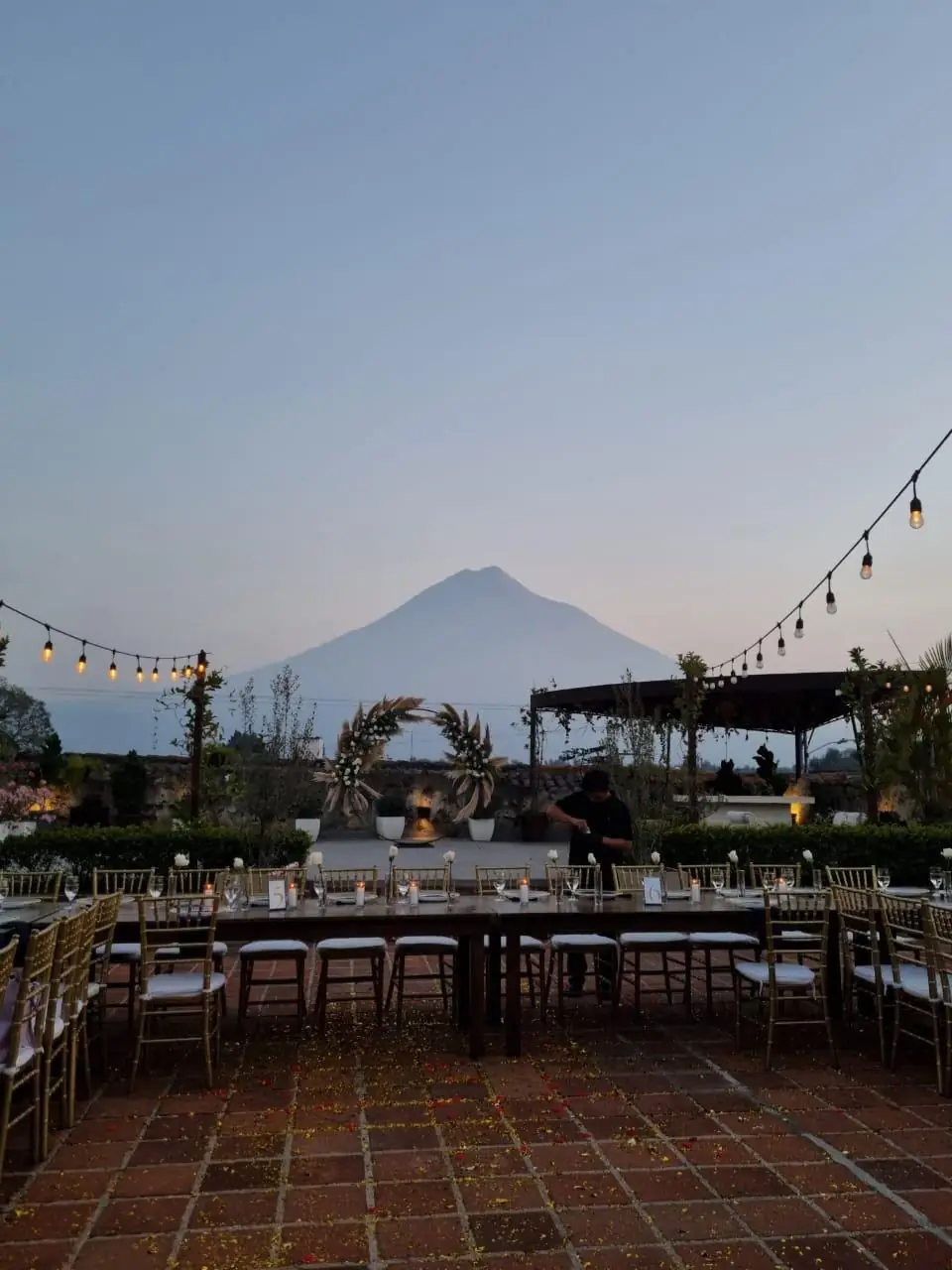 Terraza de Roof Garden con guirnaldas de luces y el volcán Agua al fondo