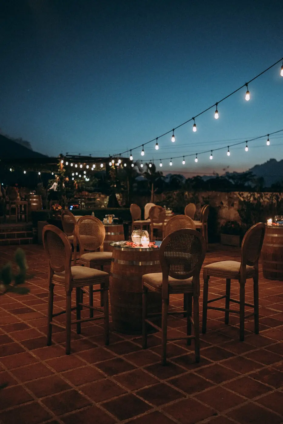 Cena al atardecer bajo las luces de Roof Garden
