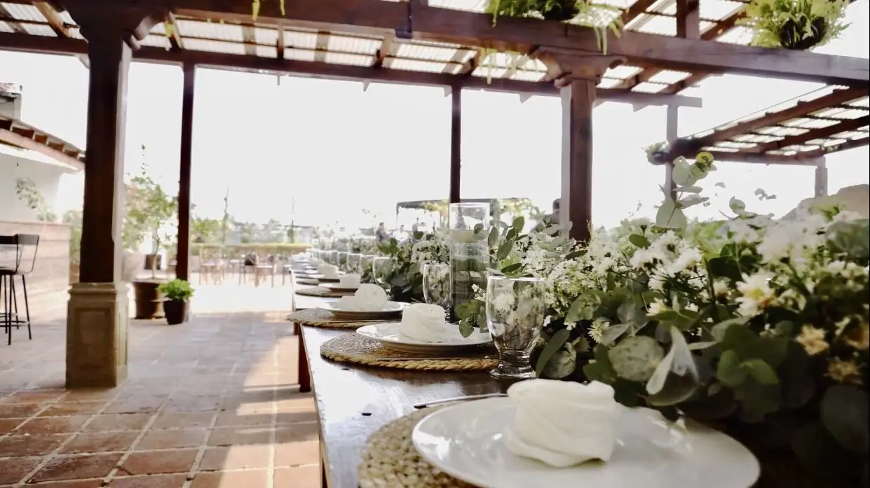 Mesa de celebración bajo una pérgola de Roof Garden