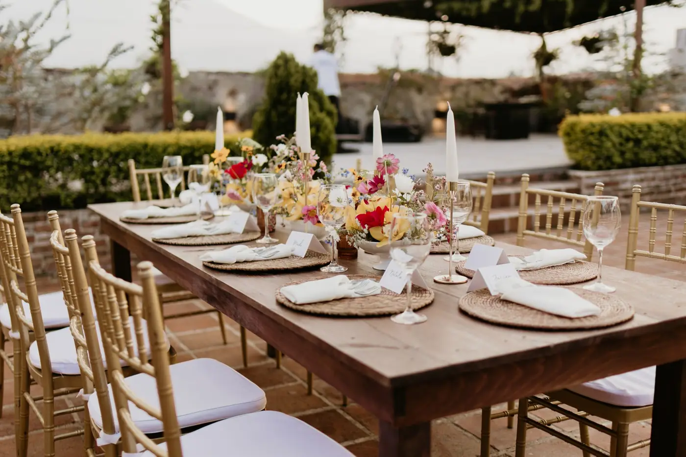 Mesa de recepción decorada con flores en Roof Garden