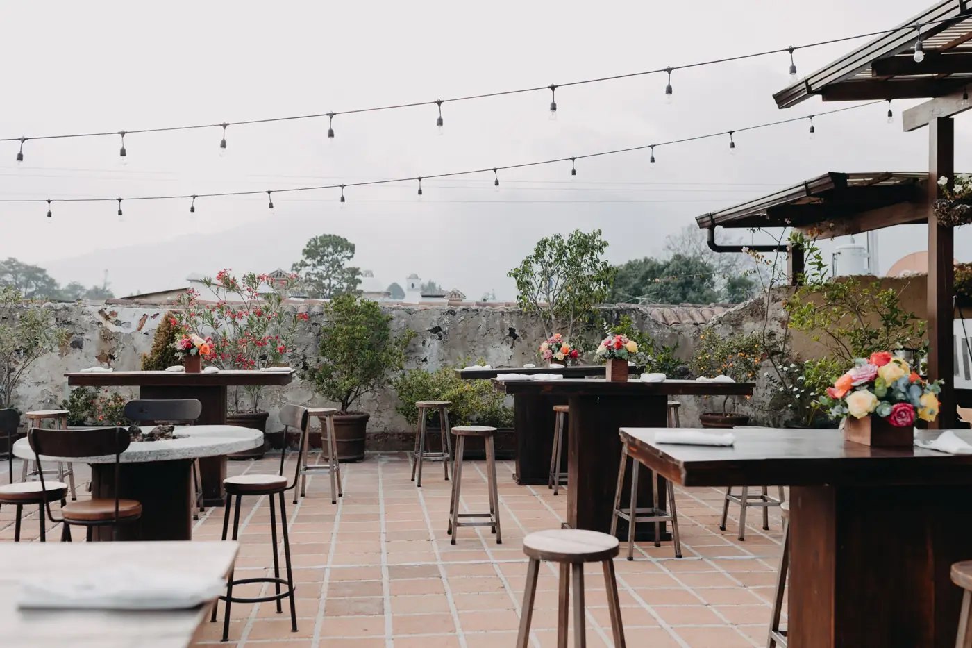 Mesas de cóctel en la terraza